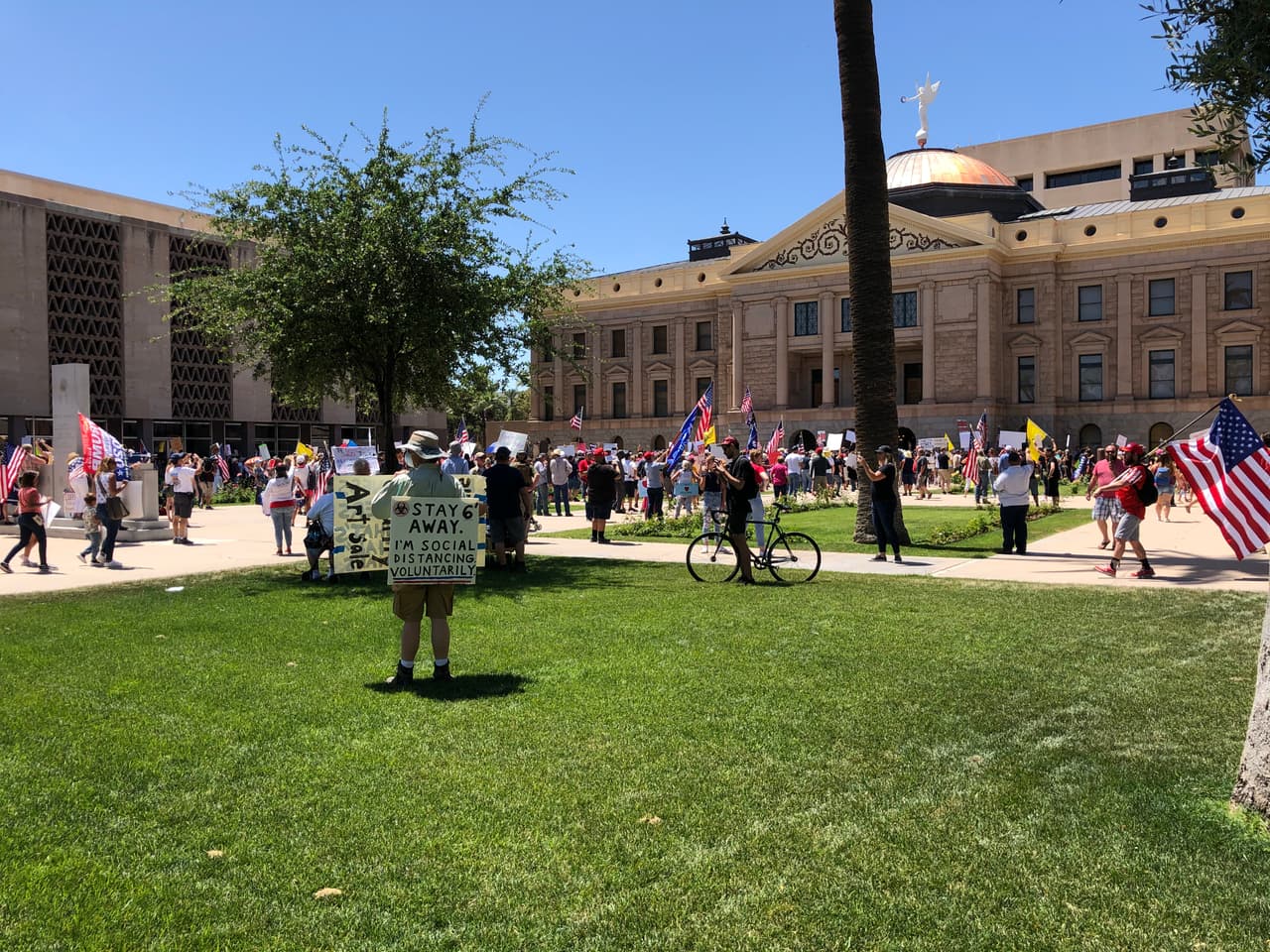 La protesta denominada 
<a href="https://www.facebook.com/events/636622283854522/" target="_blank">“El Día de los Patriotas”</a> ,comenzó a las 12 PM en el Wesley Bolin Memorial Park en Phoenix.
<br>