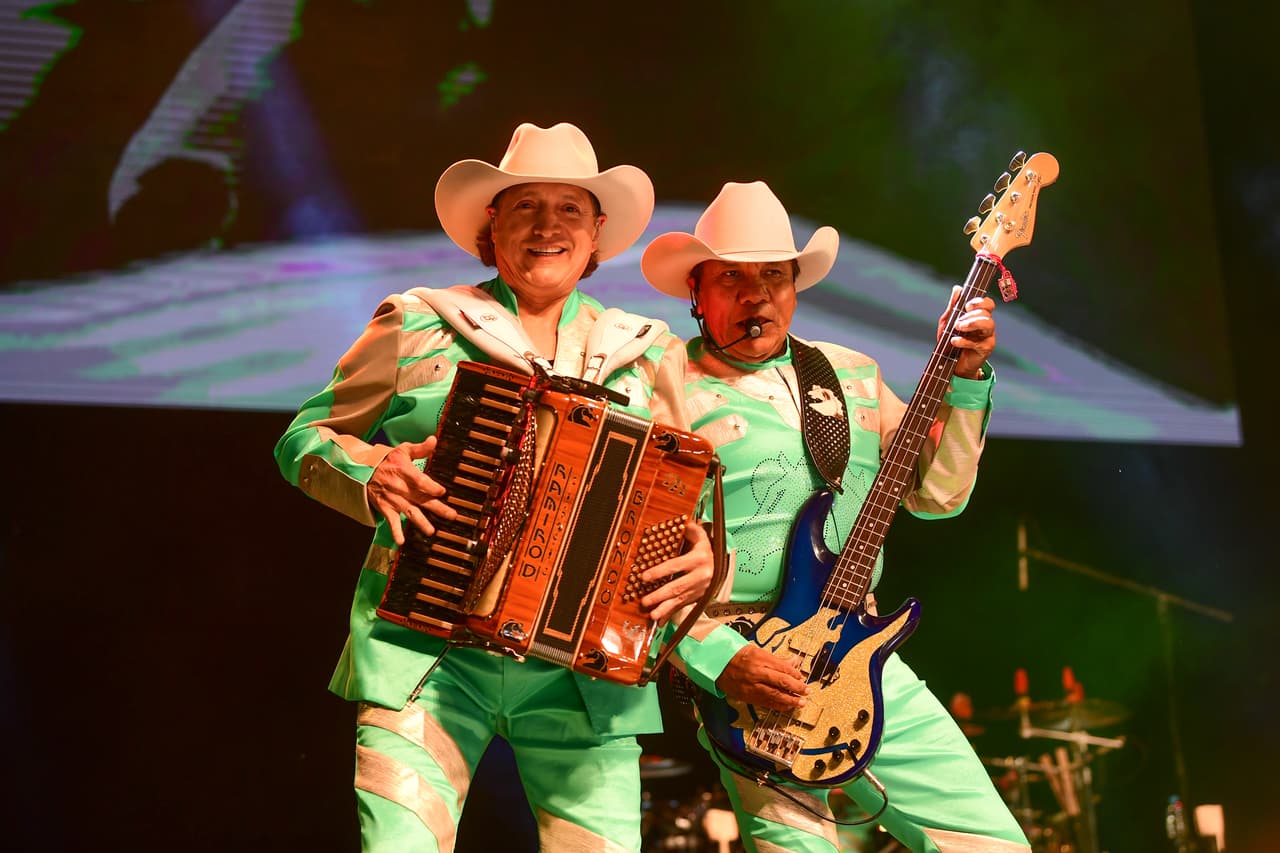 El vocalista Lupe Esparza y su compadre Ramiro compartieron el escenario con el pequeño cantante.