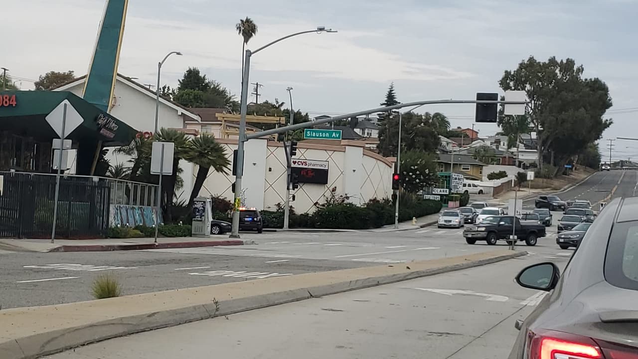La causa exacta de esta colisión aún está bajo investigación. Si tiene información o fue testigo de este accidente le piden que llame a la oficina de la Patrulla de Caminos de California, Área Oeste de Los Ángeles al 310-642-3939.