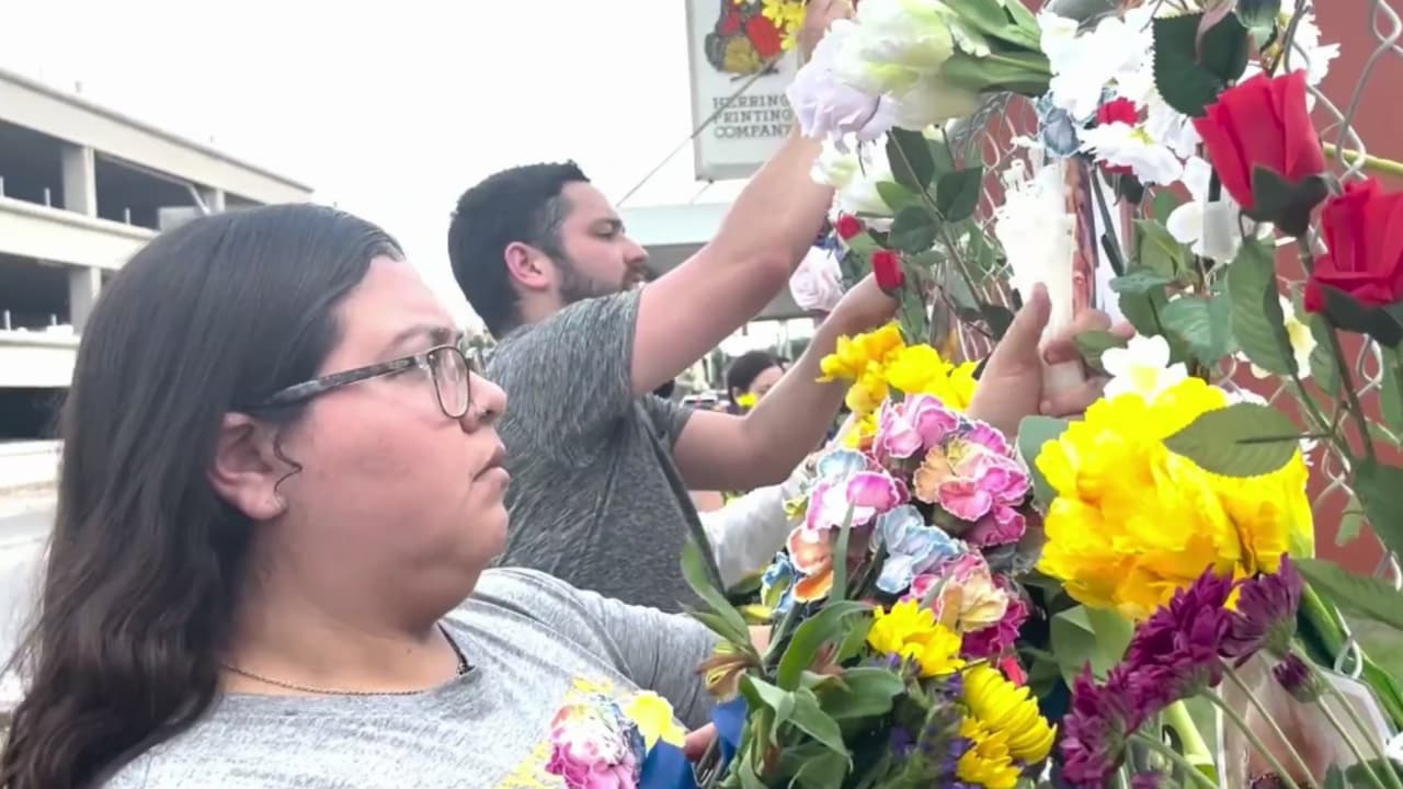 Un mural con los rostros de las víctimas es el consuelo de muchos tras las inundaciones en Texas