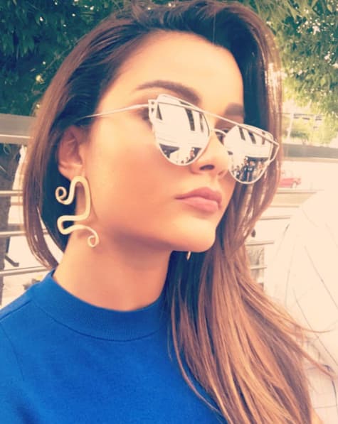 Los accesorios pueden llegar a ser una parte muy importante a la hora de hacer un selfie y Clarissa sabe tomar ventaja de ellos para lograr la imagen perfecta.
<br>