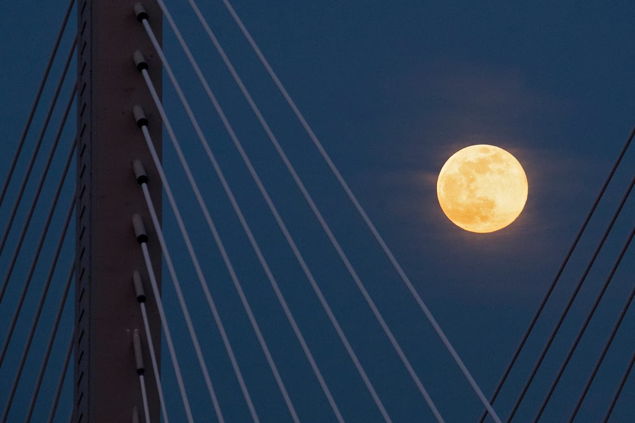 La anterior Superluna fue "rosa". Esta foto es sobre la Highway 509, el martes 7 de abril de 2020, en Tacoma, Washington. La luna llena de abril fue la más cercana a la Tierra durante su órbita en el año 2020.