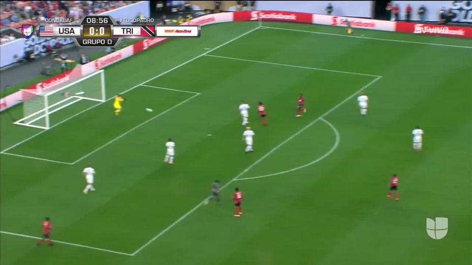 Aaron Long despeja el balón y aleja el peligro