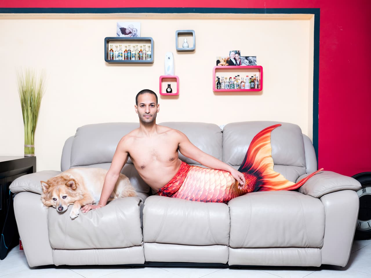 Otro miembro, un instructor de aeróbicos llamado Udi Frige, dijo que había estado nadando en el mar con las piernas juntas durante décadas, imitando la coreografía de sirena de la exitosa película 'Splash'. Comparó la confesión de su obsesión por las sirenas con su "salida del clóset" a la comunidad LGBT. "Es lo mío, es único, es lo que soy", dijo. "Requiere mucha explicación, especialmente si la gente no me conoce".