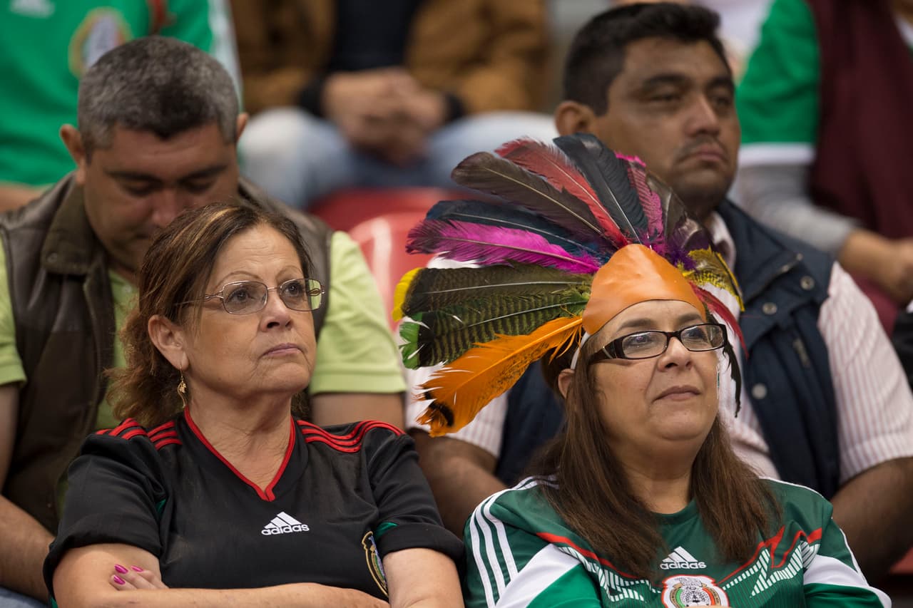 Aficionados de México y Honduras se dieron cita en el Estadio Azteca para apoyar a su selección. Gorros, penachos, sombreros y maquillaje fue sólo una parte del folclor.
