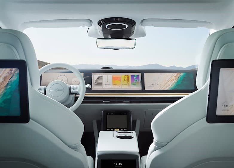 Sony al ser una de las marcas tecnológicas más importantes del mundo no podía escatimar en este apartado para el habitáculo. Es por eso que la Vision-S 02 incluye múltiples pantallas panorámicas, reposacabezas con audio de 360 grados y 40 sensores dentro y fuera del carro para monitorear constantemente la seguridad durante el manejo, aunque la intención es que estos también formen parte de un sistema de conducción autónoma que aún sigue bajo desarrollo. Lo que quiere decir que Sony aún tiene mucho más por enseñarnos cuando de carros se refiere.