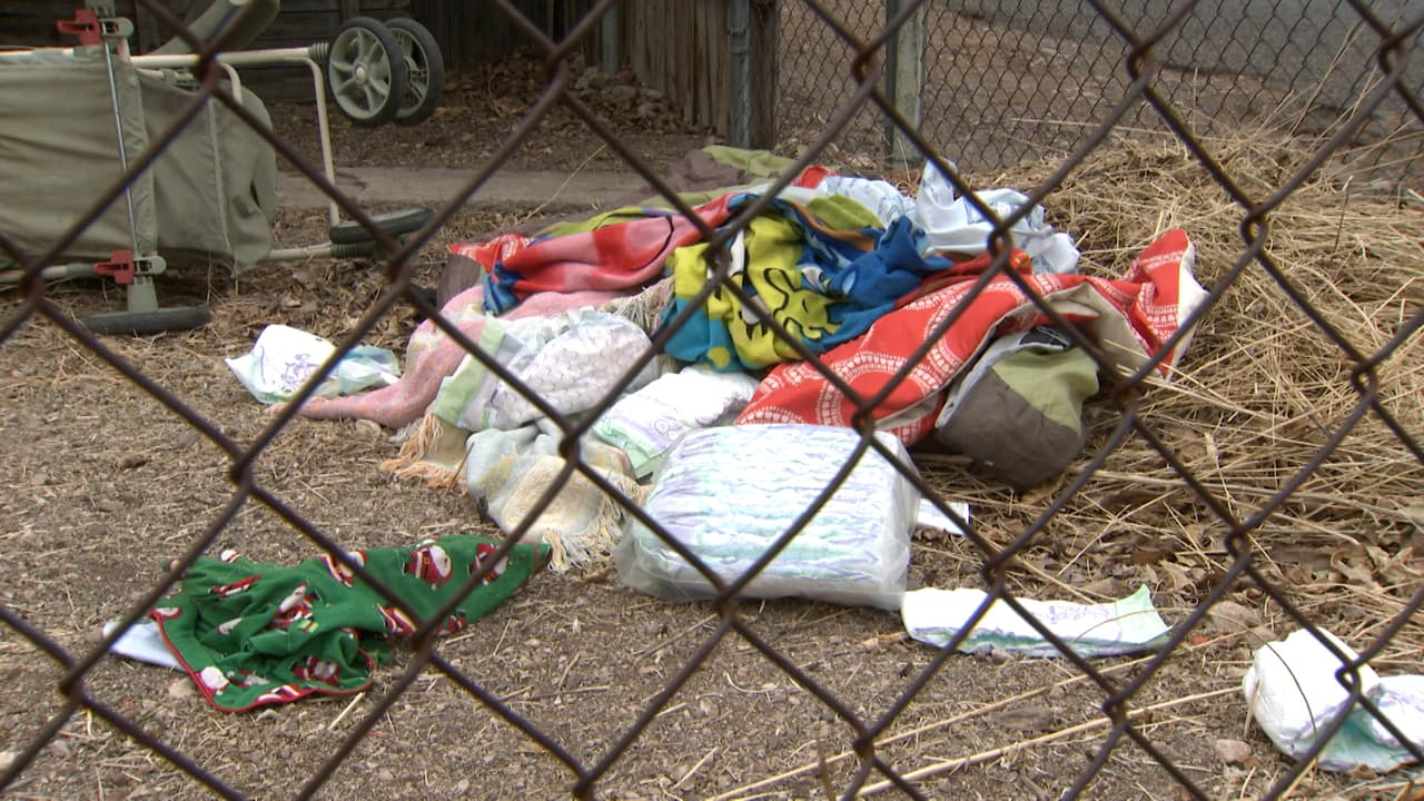 Basura, escombros y heces en la vivienda que parecía abandonada donde vivían tres niños.