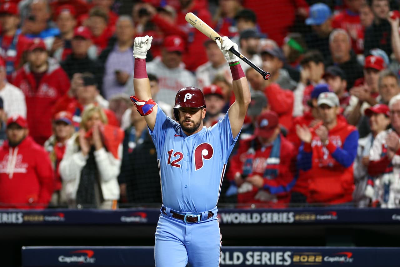 Kyle Schwarber #12 de los Phillies de Filadelfia celebra un jonrón contra los Astros de Houston durante la primera entrada del quinto juego de la Serie Mundial 2022.
