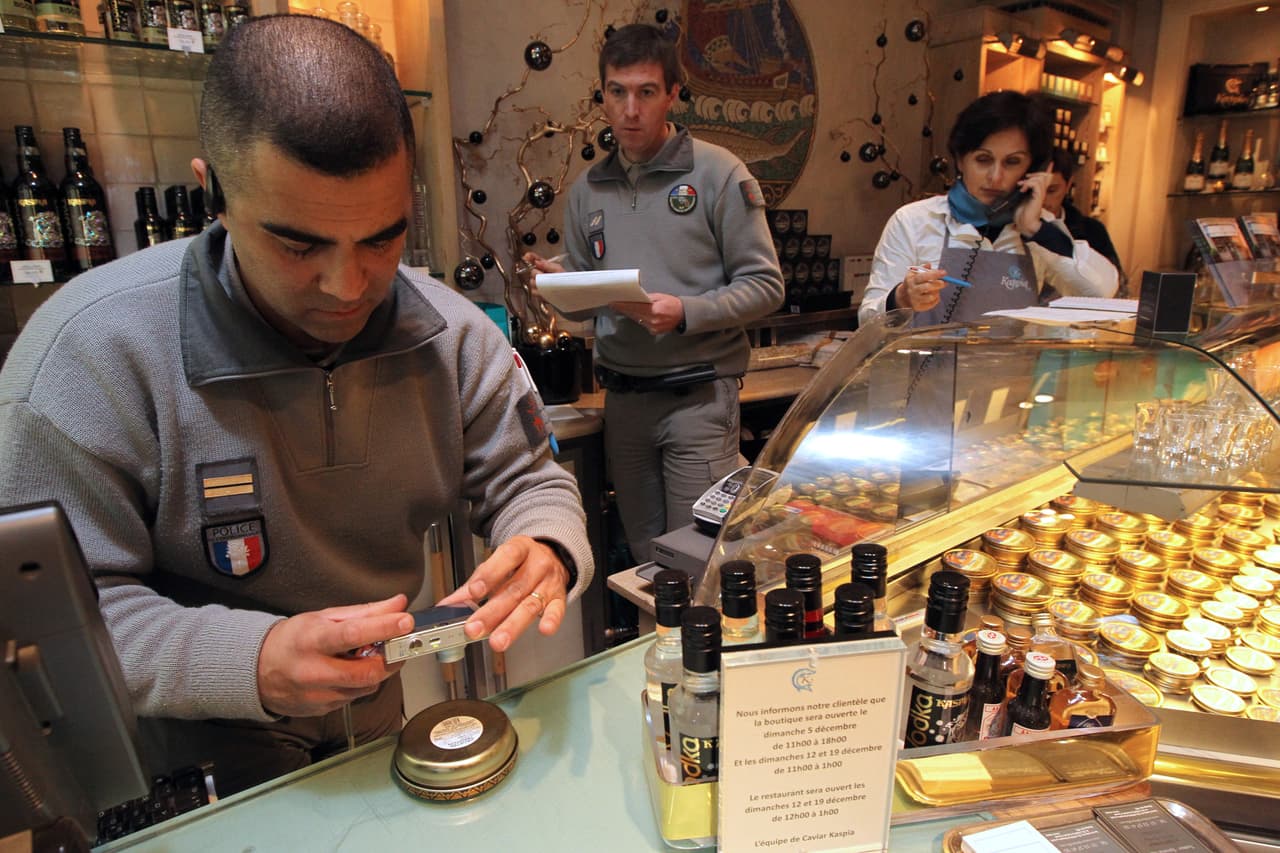 El tráfico de caviar de esturiones del Caspio se ha reducido de forma significativa desde finales de los 90. En la imagen, agentes franceses inspeccionan el origen de latas de caviar en París.