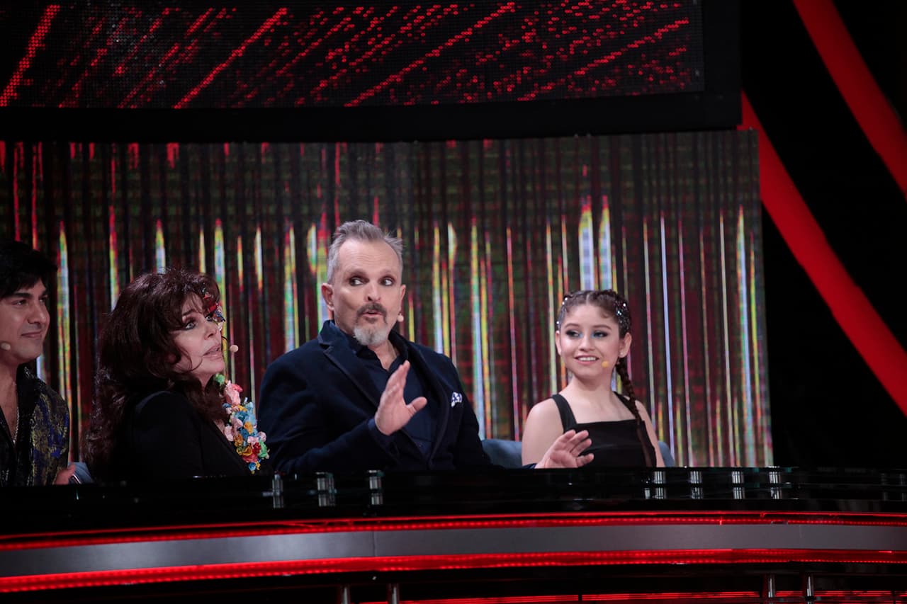 La respuesta inmediata del intérprete de 'Amante Bandido' a su compañera fue: "Un ataque de celos en público no te lo permito".