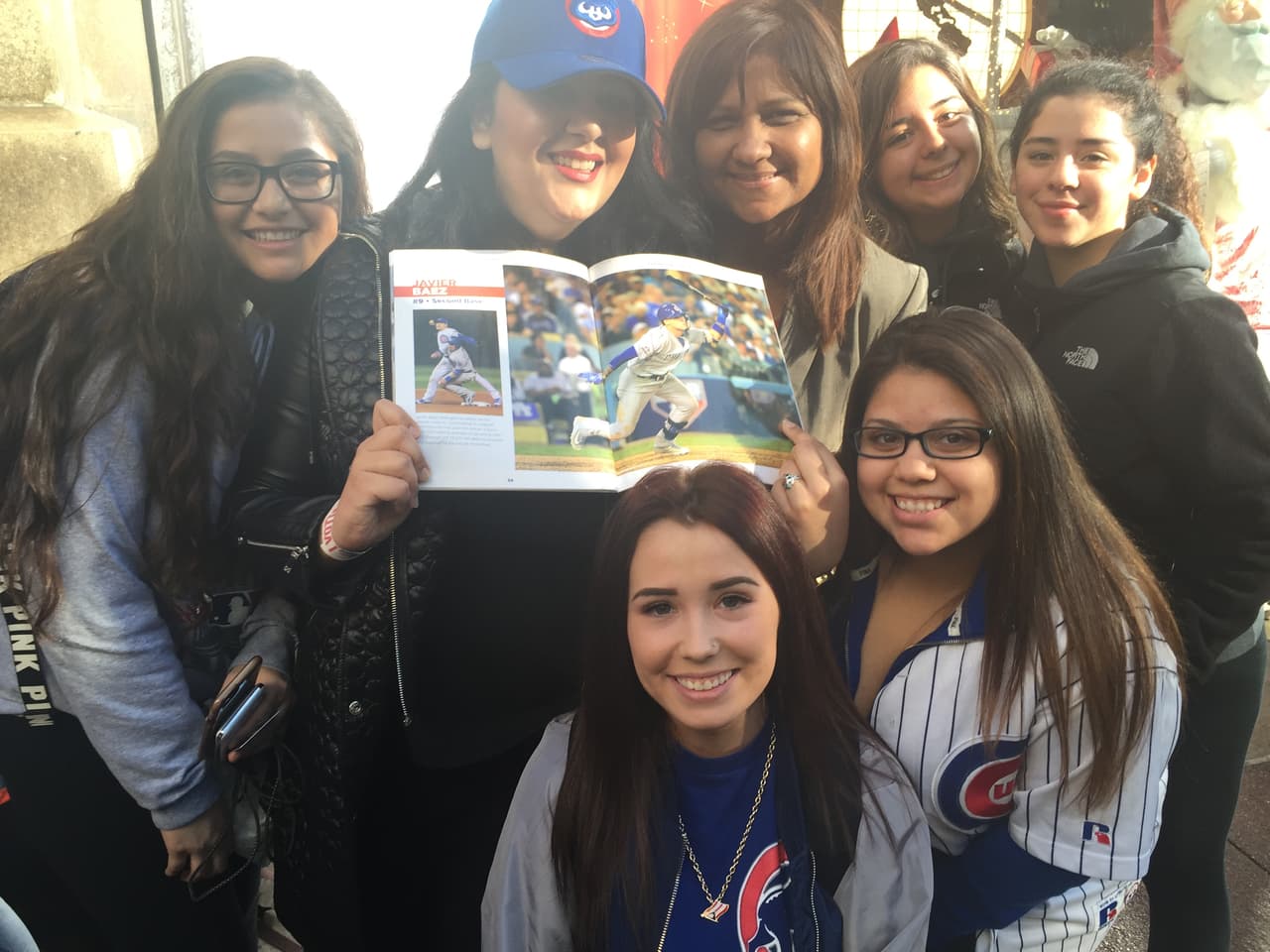 Desde muy temprano, decenas de fans hacen fila fuera de la tienda Macy's en State Street para conocer a Javier Báez.