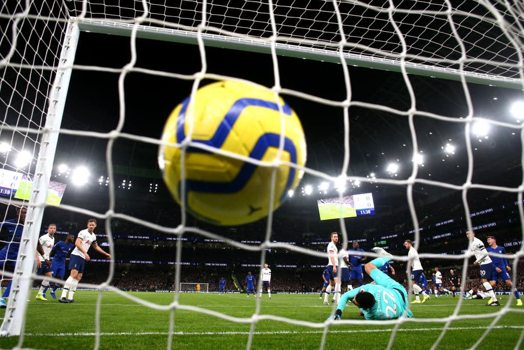 Chelsea vence al Tottenham 2-0 con dos goles de Willian. La escuadra de Mourinho sigue sin definir bien la delantera y le quitan el invicto en casa.