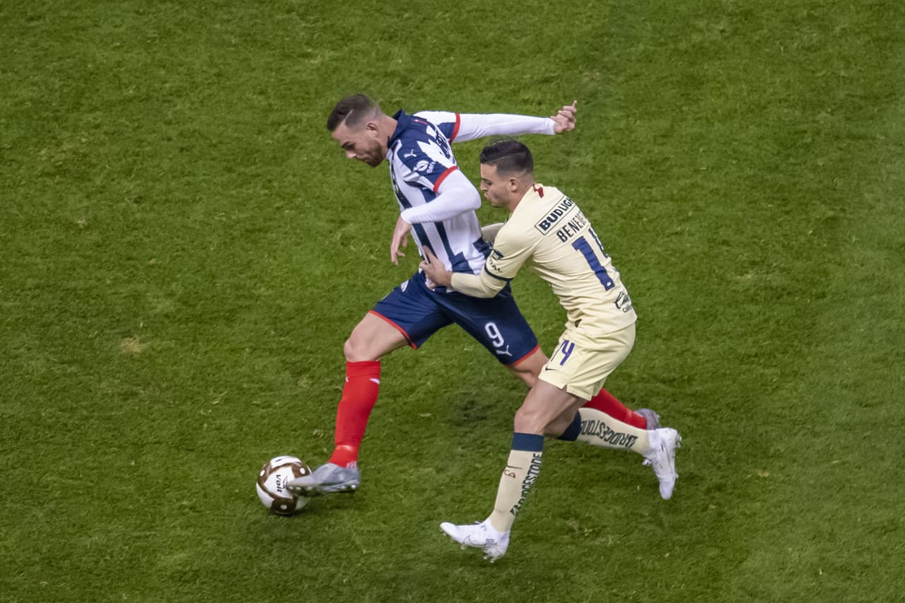 Janssen desborda a la defensa desde media cancha pese a los jalones recibidos.