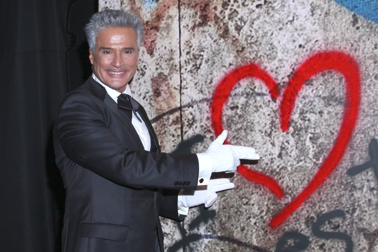 En 
<i>Mi corazón es tuyo</i> interpretó a un simpático mayordomo, esta exitosa producción también fue creación de 
<b><a href="http://www.univision.com/temas/juan-osorio">Juan Osorio</a></b>.