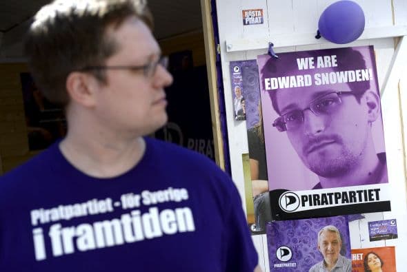 1 de julio: Se descubre que Washington espió a la misión de la UE en Nueva York y a 38 embajadas, entre ellas las de Francia, Italia y Grecia. Obama defiende sus programas de espionaje ante la indignación de los europeos.