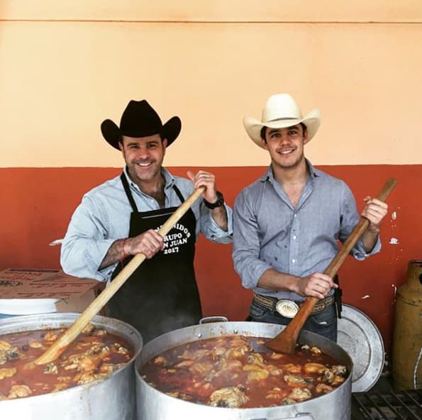 “No me acuerdo si a lo mejor mi papá o mi abuelo, a lo mejor [me dieron] un caballito de tequila, o si fue con mis amigos. Nunca viví con un tema de mucho alcohol”, explicó.
