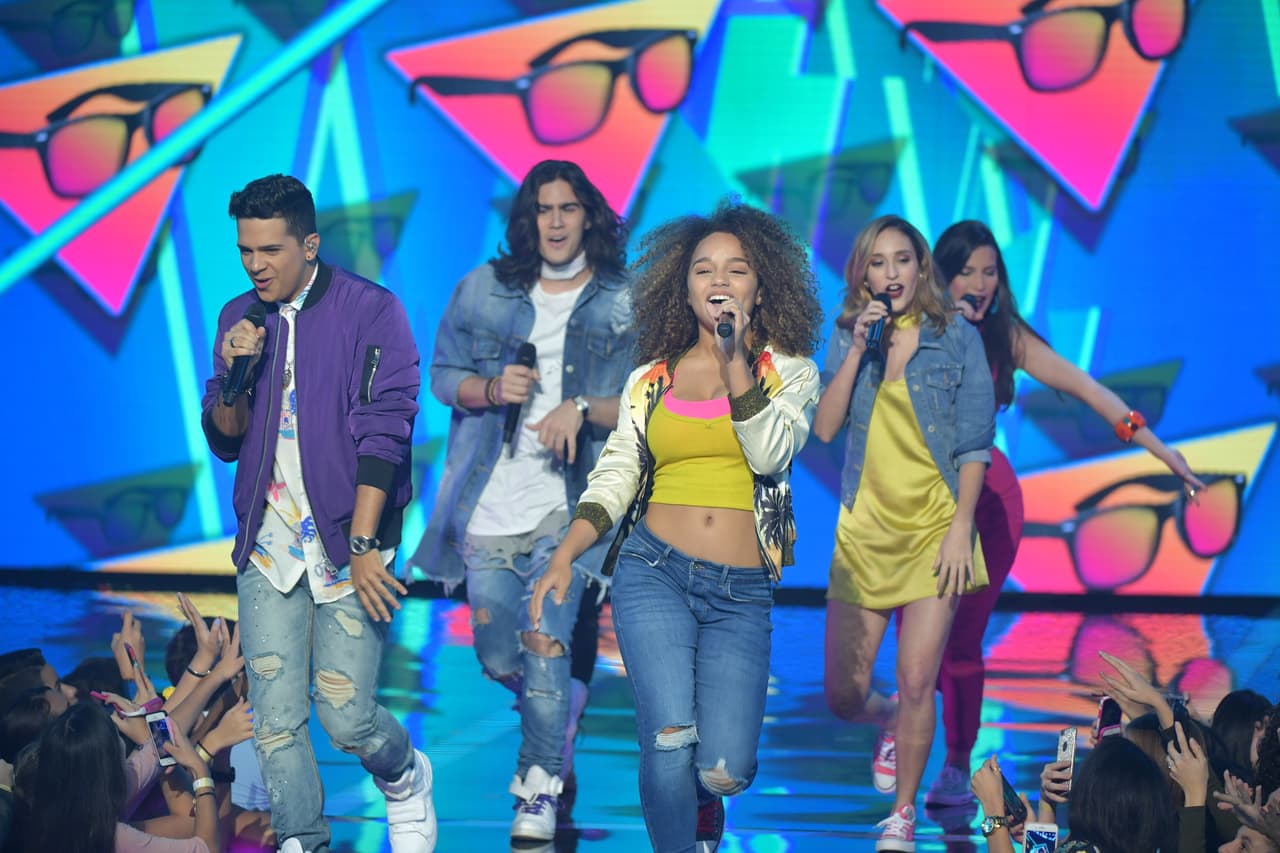 Chicos y chicas unieron sus voces para el grand opening de La Banda Live.