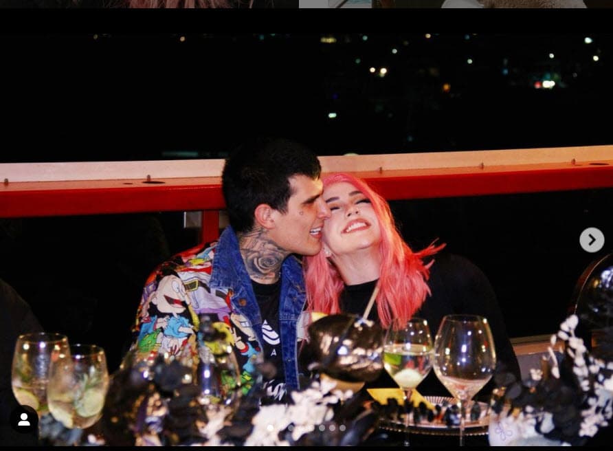 La pareja llegó al aeropuerto de la Ciudad de México el pasado fin de semana en donde fueron entrevistados por varios medios como
<b>Univision</b> y el tema de Christian Nodal y Belinda salió en la plática.
<br>