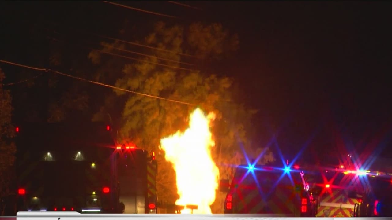 Evacúan vecindario y cancelan clases a causa de una explosión de gas natural