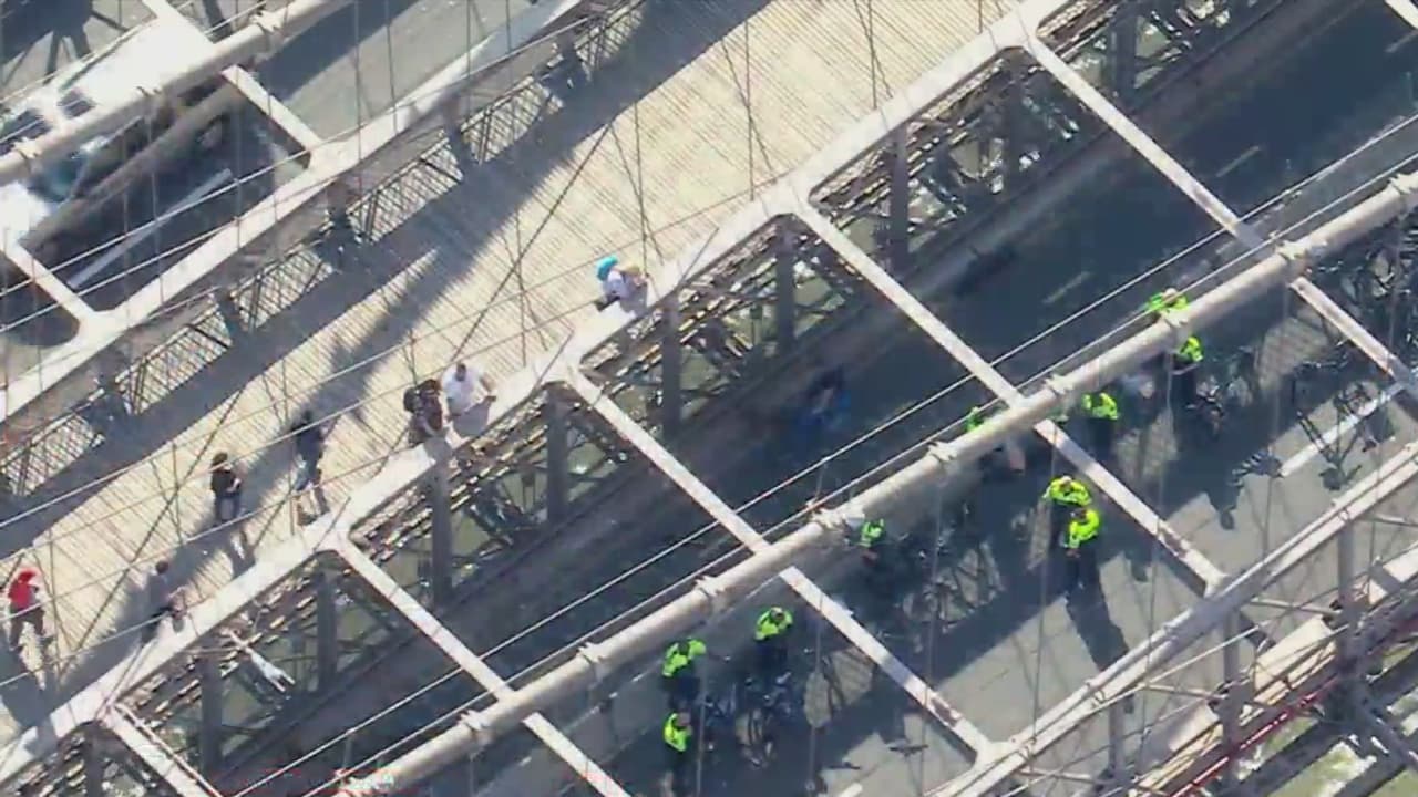 Nuestro Unicoptero 41 captó imágenes desde el Brooklyn Bridge, donde manifestantes Pro Palestina bloquearon el paso. 
<b>Autoridades debieron actuar y se reportan varios arrestos</b>.