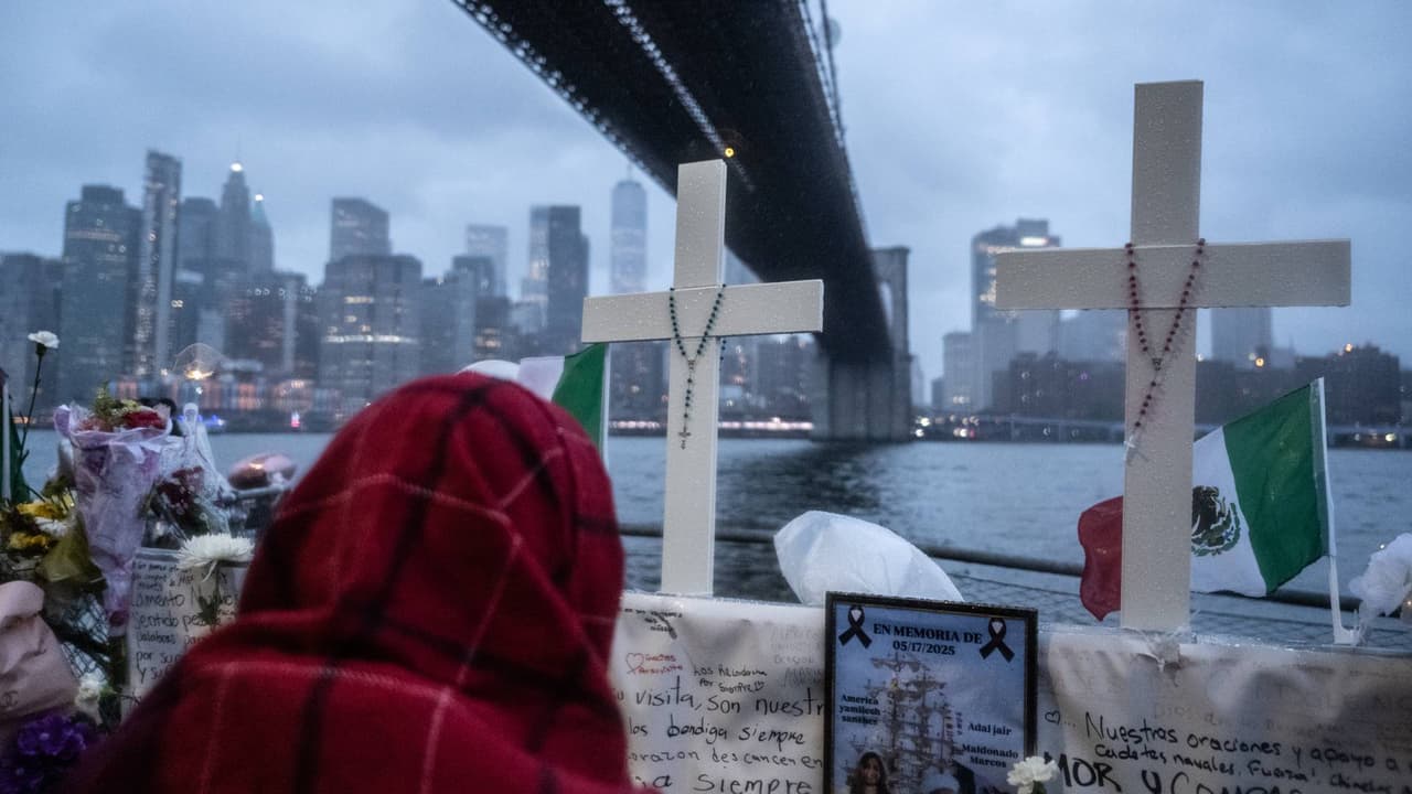 Ni el frío, ni la lluvia detuvo a decenas de personas que llegaron este miércoles 21 de mayo hasta 
<b><a href="https://www.univision.com/local/nueva-york-wxtv/tragedia-buque-cuauhtemoc-choca-puente-brooklyn-dos-muertos-testigo-narra-accidente" target="_blank">el puente de Brooklyn</a></b> para rendir tributo y acompañar una 
<b>vigilia en honor a las víctimas mortales del choque del buque escuela Cuauhtémoc</b>. “La convivencia con ellos fue una experiencia muy bonita”, aseguró una de las personas que compartió con la tripulación días antes del accidente.