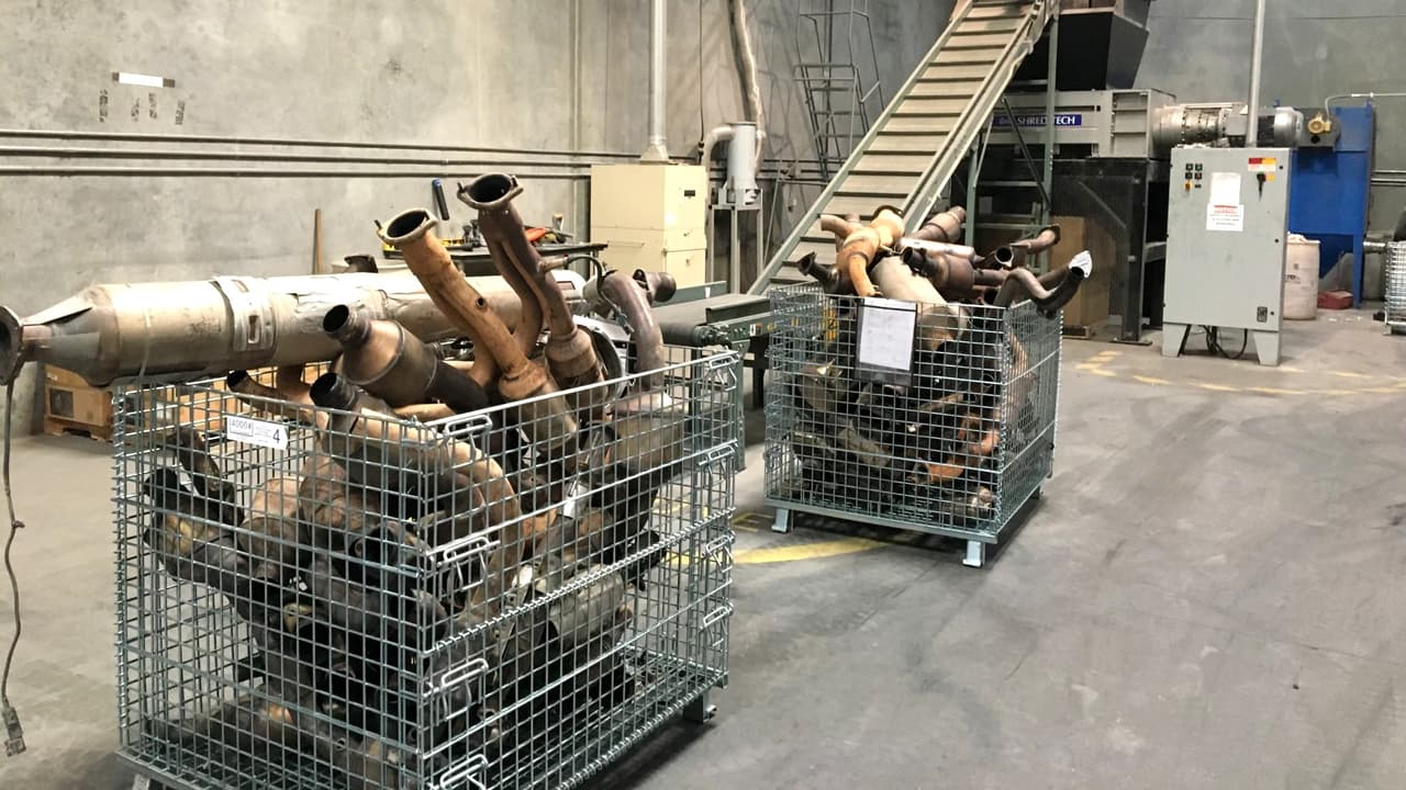 Centro de reciclaje en California compraba convertidores catalíticos robados a policías encubiertos