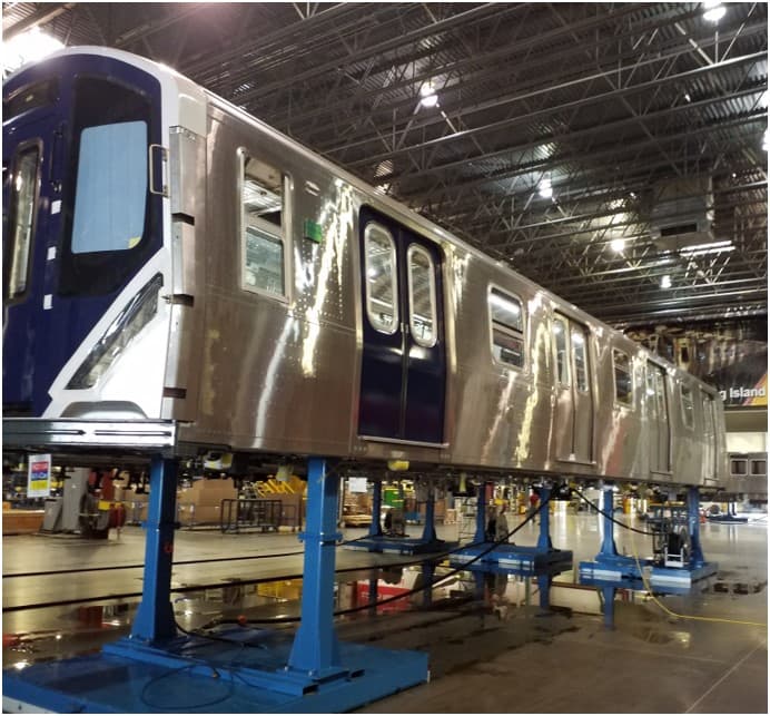 La producción de los vagones está a cargo de la empresa Kawasaki Rail Car Inc. y se espera que los primeros coches de prueba sean entregados para finales de este año.