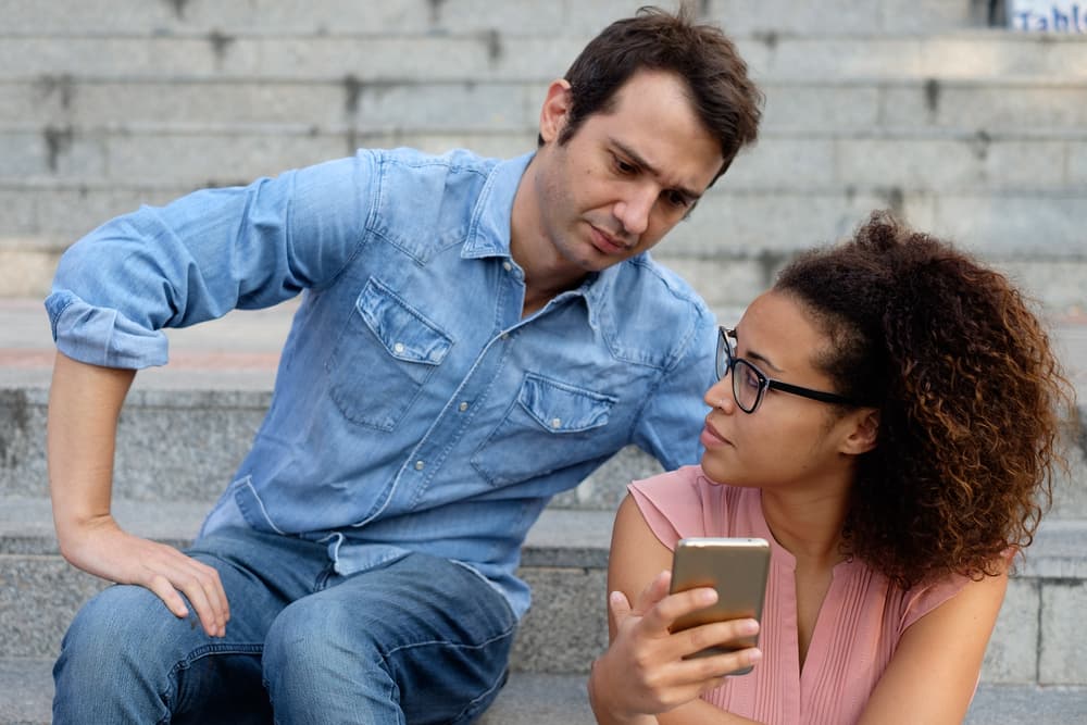 <b>Escorpión</b>
<br>
<b>¡Agobiar a tu pareja, actuar como si fueras un policía o un detective!</b>
<br>Aunque lo hagas lleno de amor y porque sientes que esa persona es todo en su vida estar constantemente mandando mensajes preguntándole ¿dónde estás? ¿Qué haces? Y preguntas por el estilo llegan a agobiar a la pareja que se siente vigilada como si estuviera que estar reportando a cada instante qué está haciendo. Si tu pareja es de un signo independiente la perderás…