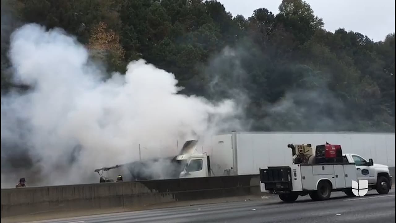 Cinco de los seis carriles de tránsito están cerrados mientras que el Departamento de Bomberos del condado intenta sofocar el fuego.