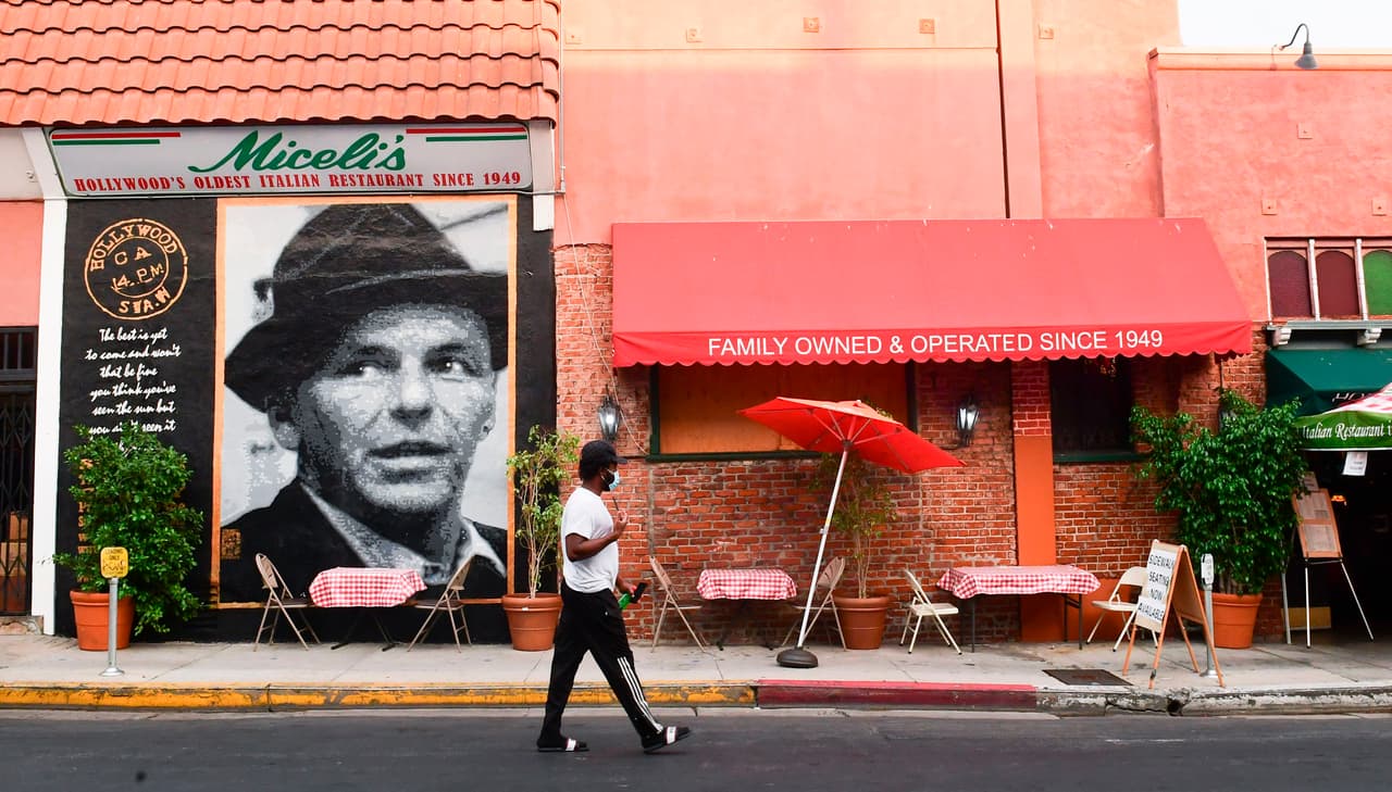 A partir de este miércoles a las 10 pm los restaurantes en el condado de Los Ángeles no ofrecerán sus servicios en exteriores como parte de una 
<a href="https://www.univision.com/local/los-angeles-kmex/coronavirus-los-angeles-suspende-servicios-al-aire-libre-de-restaurantes-cervecerias-y-bares-a-partir-del-25-de-noviembre">nueva restricción de los funcionarios de salud</a> para hacer frente al aumento de casos y hospitalizaciones del 
<a href="https://www.univision.com/local/los-angeles-kmex/coronavirus/mapa-coronavirus">coronavirus. </a>