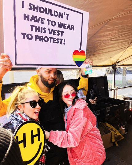 En Washington DC, Miley Cyrus y su hermana Brandi se reunieron con estudiantes sobrevivientes de tiroteos como el de Parkland en Florida y les manifestaron su cariño y apoyo.