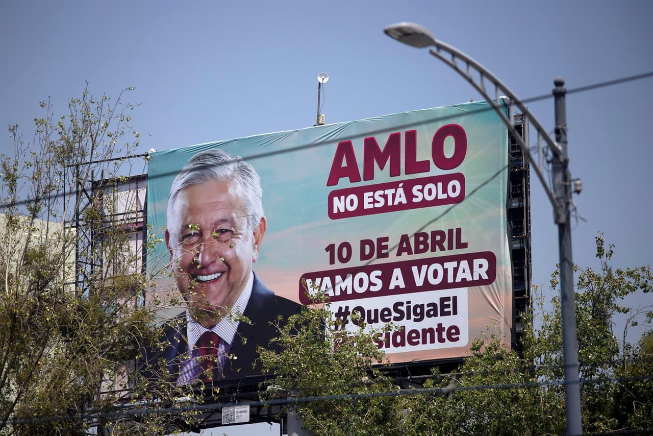 Fotografía que muestra un anuncio en apoyo a la consulta de revocación del presidente mexicano, Andrés Manuel López Obrador, el 26 de marzo de 2022 en Ciudad de México.