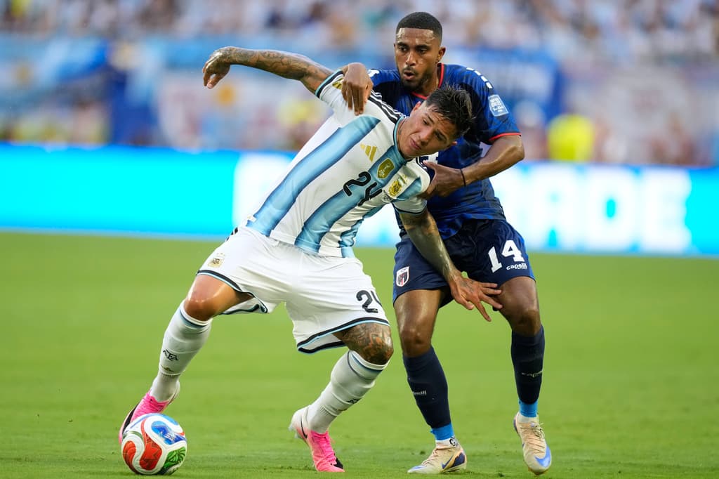 Enzo Fernández choca con Deroy Duarte de Cabo Verde, peleando por el balón en media cancha.