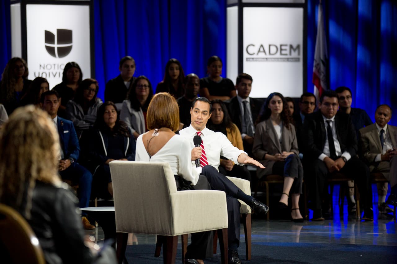 El candidato recalcó que las comunidades fronterizas de EEUU son de las más seguras del país. "Muchas de las armas que se usan en México son estadounidenses", dijo añadiendo que buscaría algún tipo de control de las armas que van hacia el país vecino.