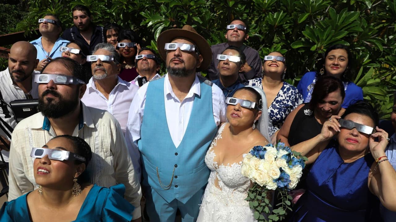 <b>Los eclipses solares totales son experiencias emocionantes y excepcionales</b>. Durante este fenómeno, 
<b>se puede observar la corona del Sol, normalmente invisible a simple vista</b>, pero que se vuelve visible durante un eclipse total. 
<b><a href="https://www.univision.com/local/dallas-kuvn/proximo-eclipse-solar-total-texas" target="_blank">El Eclipse Solar Total del 2024 será un evento astronómico trascendental del siglo XXI</a></b>, comenzando en la costa del Pacífico de México el 8 de abril y atravesando parte de Texas.