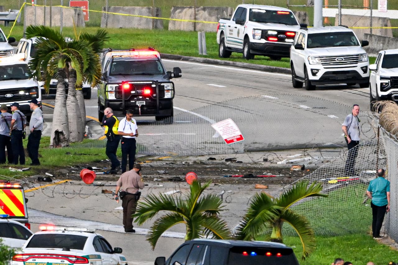 El choque, que provocó una espesa columna de humo negro, dejó atrapados al piloto y al copiloto en la cabina y a algunos ocupantes dentro de los autos, dijo el jefe de Bomberos y Rescate de Miami-Dade, Ray Jadallah. Añadió que otra persona quedó atrapada debajo de un vehículo, según citó AP.