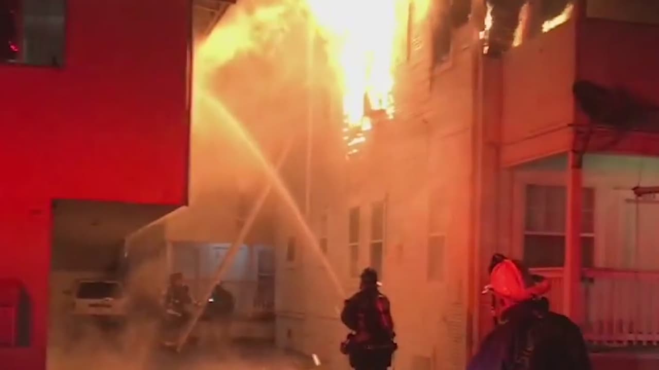 Fuerte incendio provocó movilización de bomberos y dejó a varias familias sin hogar