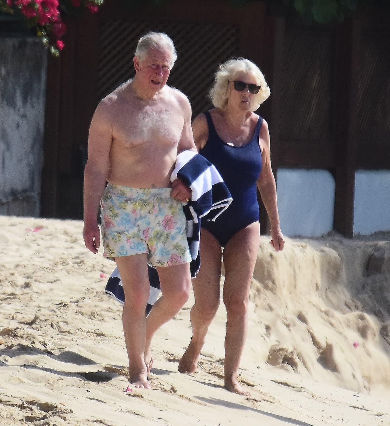 Como cualquier otra pareja, el príncipe Carlos y Camilla Parker salieron en sus trajes de baño y descalzos a disfrutar del mar y el sol en Barbados.