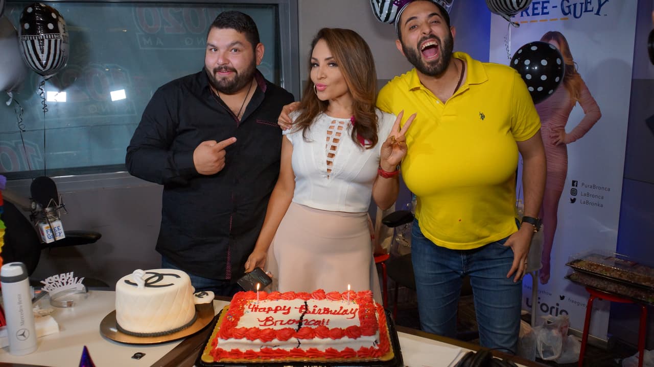 La Bronca cumplió años y se armó una fiesta en la cabina del Free-guey show.