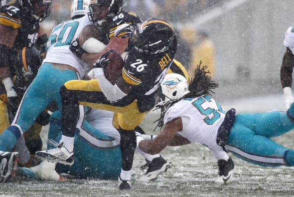 Los fanáticos de los Dolphins ya no hablan de la controversia Incognito/Martin, ni si Ireland o Philbin estarán con el equipo en el 2014, sino que pasan horas calculando… ¡porque tenemos chance de ir a los playoffs! Al principio de la temporada, y sobre todo, después de perder -casi deshonrosamente- contra Tampa Bay y Buffalo, los comentarios sobre Miami eran negativos. Qué si las novatadas, qué si Tannenhill, qué si el running game, qué si la línea ofensiva, que si… qué se yo… Pero ahora, las cosas han cambiado y solo se mencionan las posibilidades que tenemos de jugar en enero. ¡Ay, bendito! Bueno, después de este encontronazo con los portadores de las terribles toallas amarillas, donde salimos vencedores … por media pulgada… 34-28, ya todo me parece posible. Arriba Tannenhill (20 de 33, para 200 yds); arriba Wake and Odrich; arriba Thomas (105 yds, un TD en 16 acarreos); arriba Clay con sus dos TD y arriba Philbin, que mantiene el invicto en la revisión de las jugadas (obtuvo el cambio de “incomplete pass” a TD de Hartline). ¡Arriba, Dolphins, seguimos cuesta arriba!