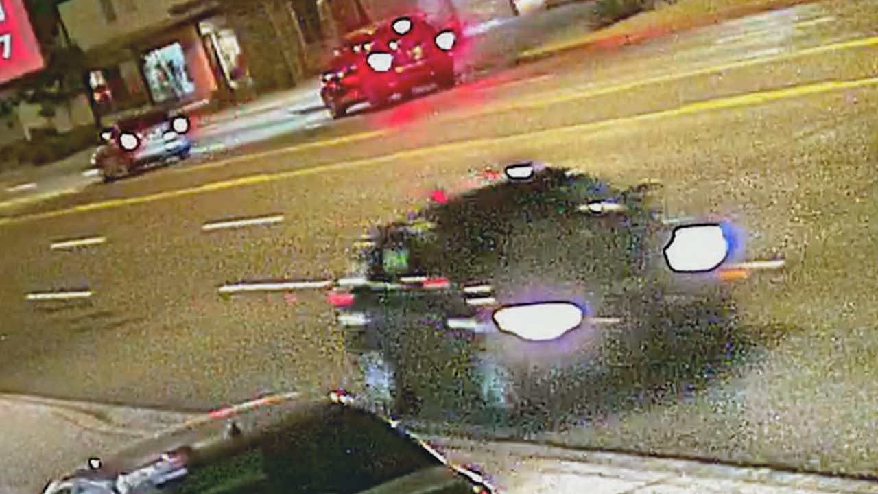 “
<b>Ese vehículo estaba en esa área </b>[y] en ese momento cuando ocurrió el tiroteo. Es un vehículo oscuro, tal vez negro…pero no tenemos la marca, no tenemos el modelo. Queremos que 
<a href="https://www.univision.com/local/arizona-ktvw/madre-pide-justicia-por-el-asesinato-de-su-hija-en-un-tiroteo-video">la comunidad mire ese video</a>” , indica Mercedes Fortune, portavoz del departamento de Policía de Phoenix. 
<br>