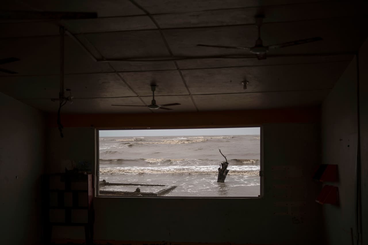 <b>La ventana de lo que fue una de las escuelas de El Bosque. </b>Lilia Gama explica que las tormentas antes eran breves, pero ahora permanecen durante varios días seguidos, atrapando a los pocos habitantes que quedan en El Bosque. 
<br>
<br>
<a href="https://www.univision.com/noticias/meteorologia/huracan-otis-mexico-acapulco-meteorologos-cientificos-descifrar-intensificacion">Un clima más cálido genera tormentas más frecuentes</a> a medida que choca contra el aire frío polar y luego duran más,
<b> alimentadas por el aire más caliente, que puede retener más humedad.</b>