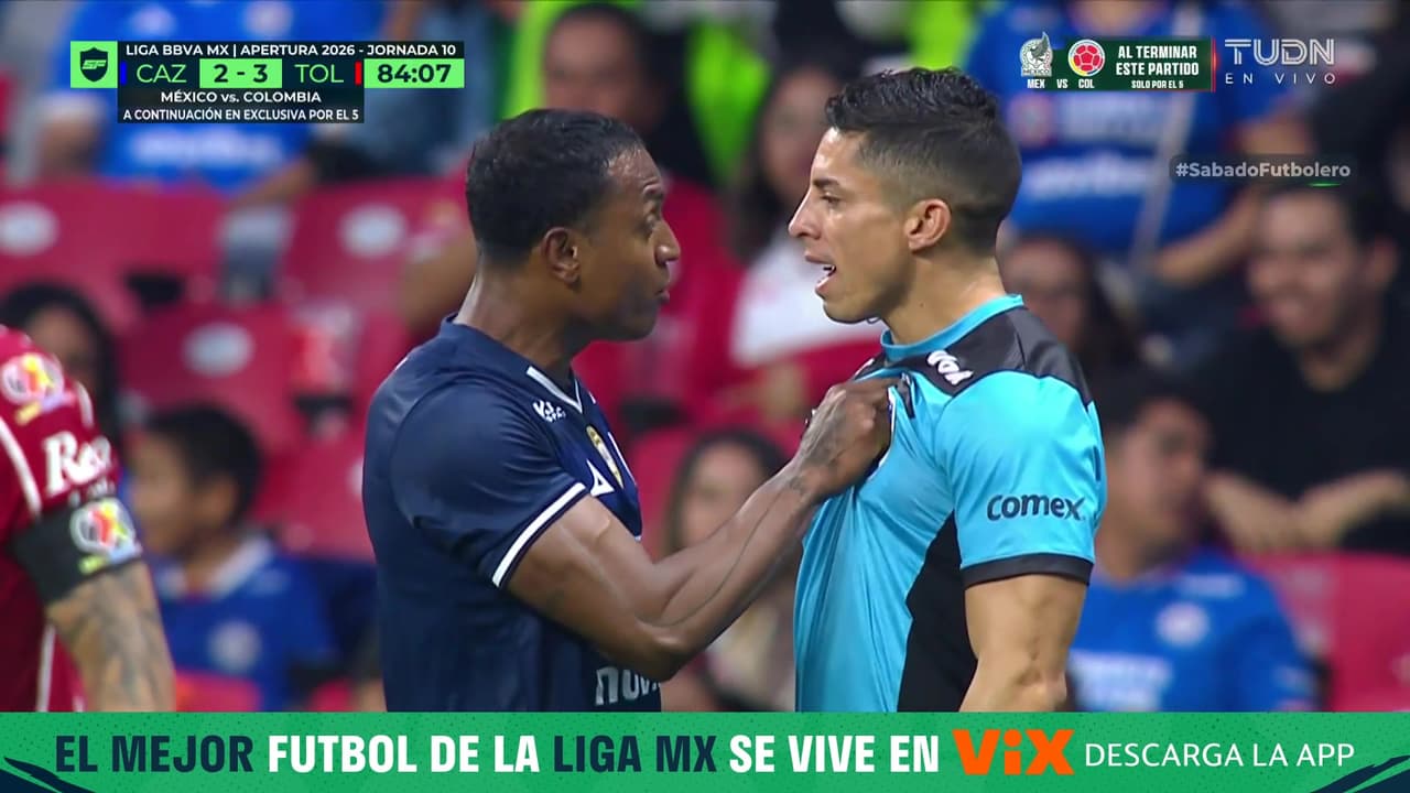 ¿Era de roja? Willer Ditta pierde la cabeza y empuja al abanderado