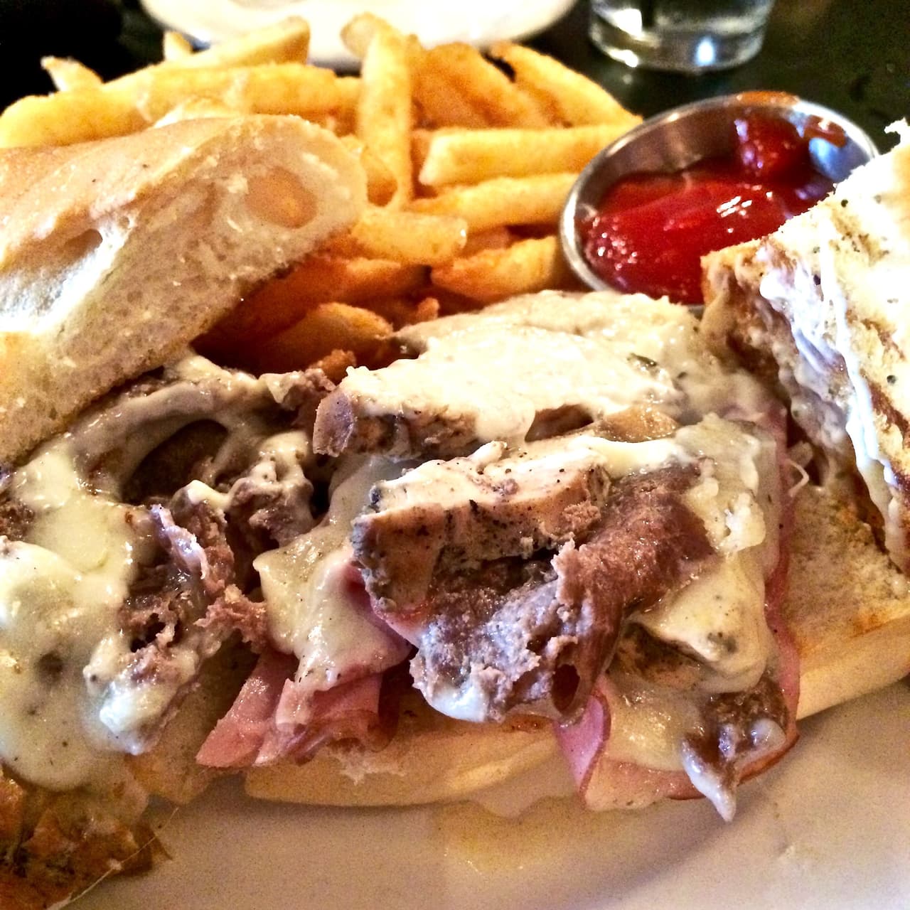 <b>Puesto 18. Tripleta</b>
<br>
<br>El nombre de este popular sándwich de Puerto Rico viene de que está relleno con tres tipos de carne: bistec a la parrilla, cerdo y jamón. Las proteínas se colocan dentro de un pan fresco y se cubren con papas fritas, salsa de tomate, mayonesa, queso, lechuga, repollo, tomates y cebollas.
<br>
<br>El bocadillo se puede consumir tal cual o se puede asar a la parrilla, según las preferencias personales. Según Taste Atlas, la Tripleta suele ser tan grande que un solo sándwich puede alimentar a dos personas.
<br>