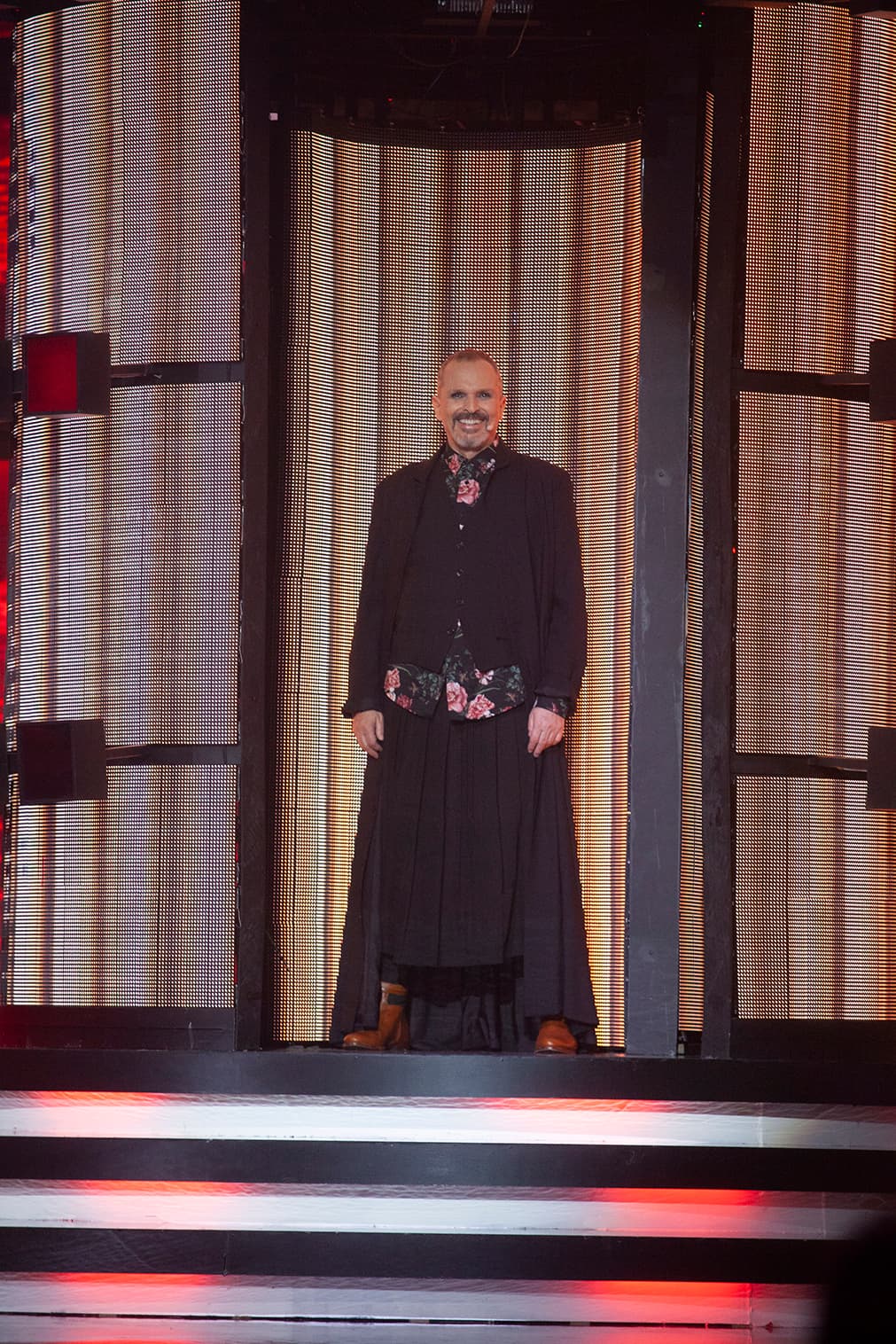 Para la primera gala de Pequeños Gigantes 2019, Miguel Bosé decidió vestir una falda negra diseñada por MARLOTA.