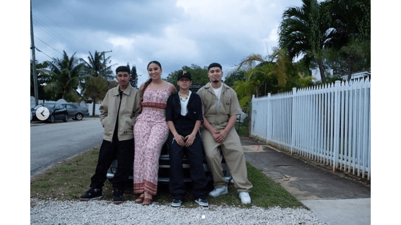 Adriana (segunda de izquierda a derecha) es la hermana mayor de Yahritza y su Esencia