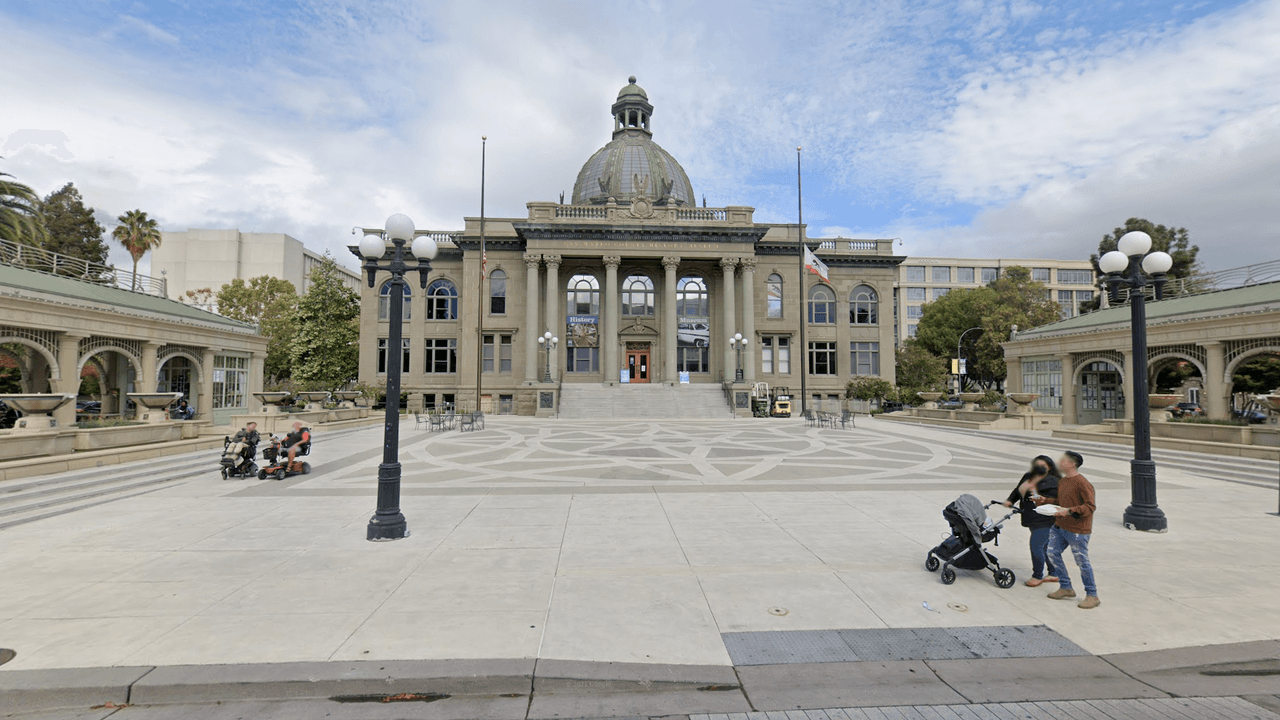 13. Redwood City. El ingreso promedio de una familia es de $123,294 al año.