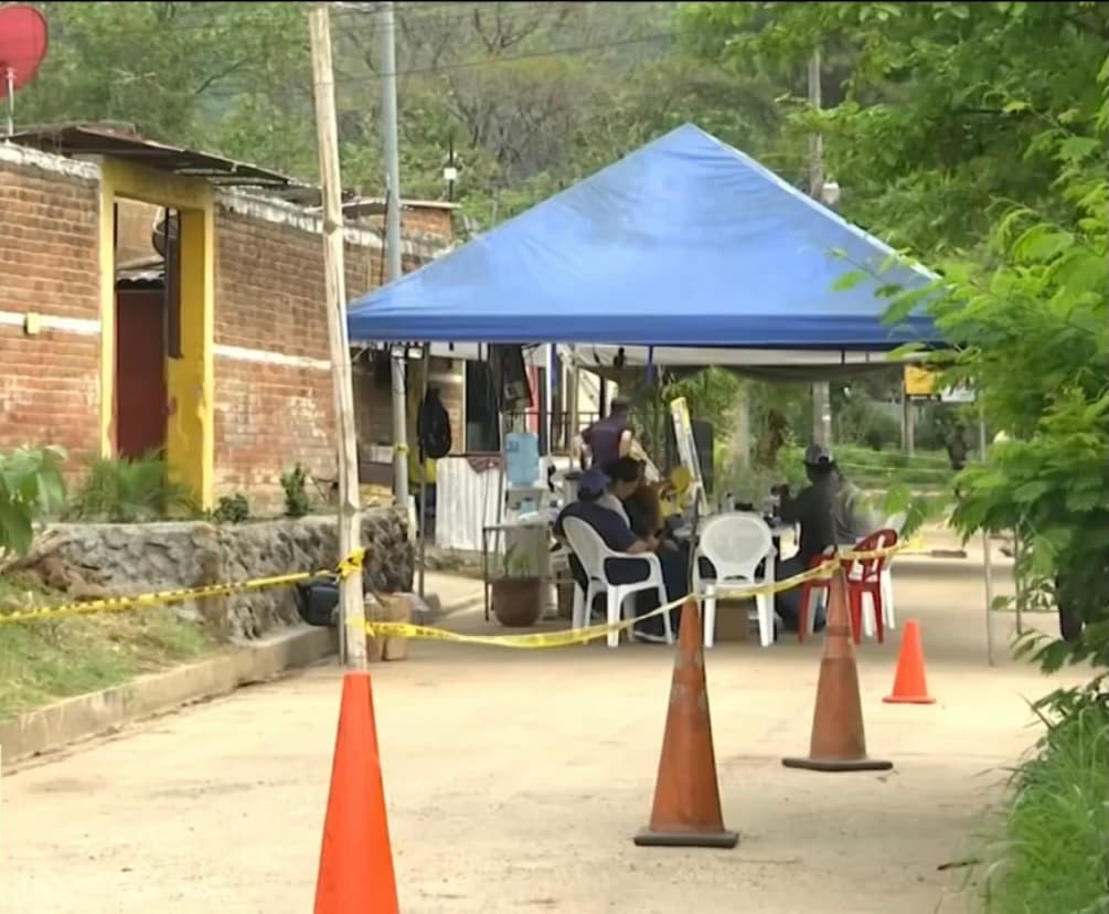 Durante mucho tiempo, este modo de operar le funcionó a la perfección al expolicía, hasta el pasado 8 de mayo cuando secuestró a Mirna Lima y Jackeline Cristina Polomo Lima -madre e hija-,
<b>quienes gritaron tan fuerte al intentar sin éxito salvar su vida</b>, que alertaron a la
<a href="https://www.univision.com/temas/policia">policía</a>.
<br>