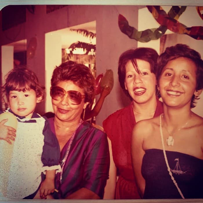 Esta hermosa chiquitina es Elyangélica González, acompañada de su madre, tía y abuela.