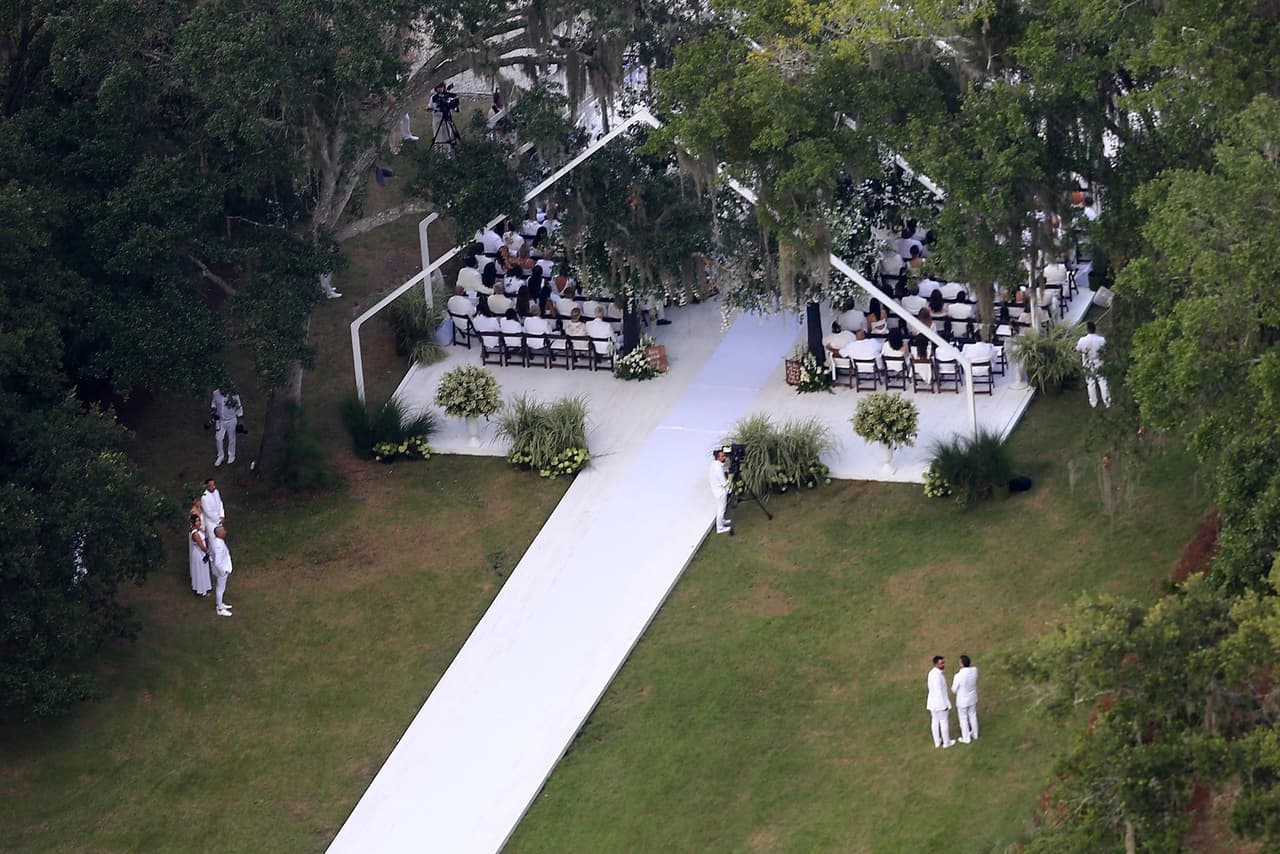 Por dentro, la casa de campo estaba decorada con muebles forrados de terciopelo, muebles antiguos y cuadros con carteles de películas, como ‘Casablanca’ y ‘King Kong’.
<br>